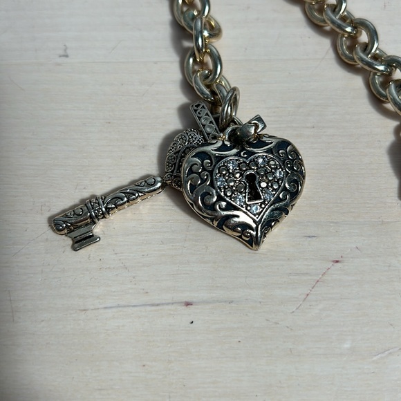 Heart and key gold tone charm bracelet 9” - Picture 4 of 12